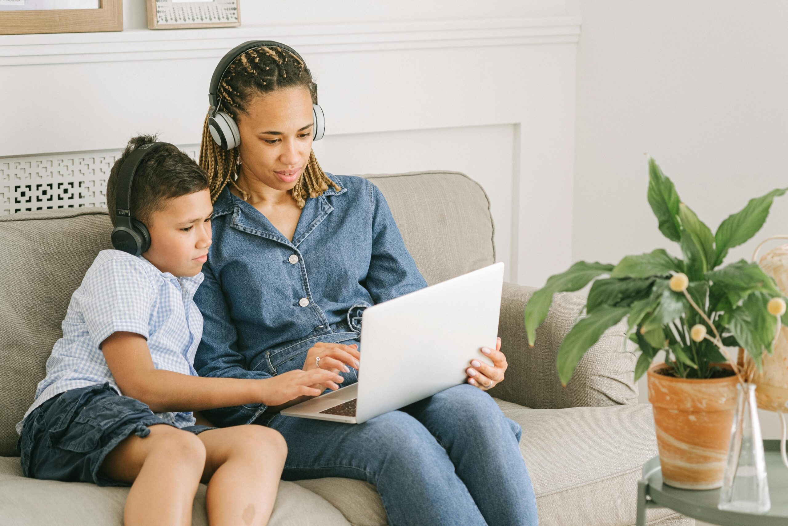 What Are the Signs of Trauma Bonding in Children and How to Know If Therapy Is The Right Choice?